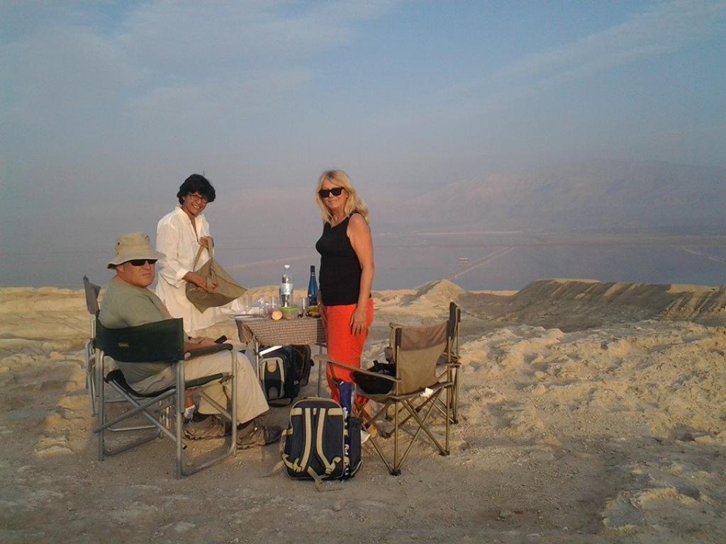 A welcome Pique nique in the Judean desert after a difficult jeep ride 2015
